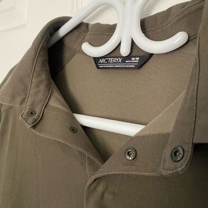 Men’s khaki green Arc'teryx shirt NWOT